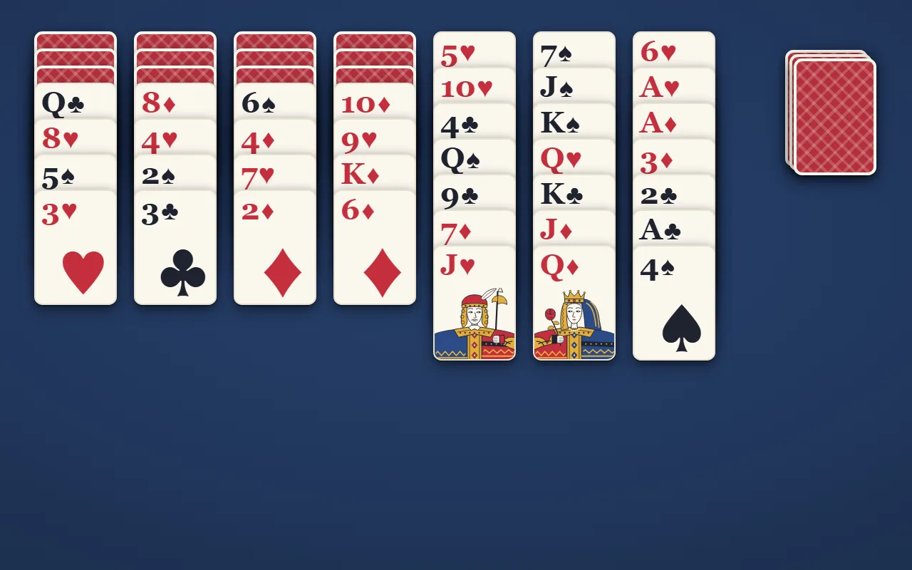 スコーピオンの並び。7列あり、左の4列は裏向きのカード3枚の上に表向きが4枚、右の3列は表向きが7枚。右上に山札3枚